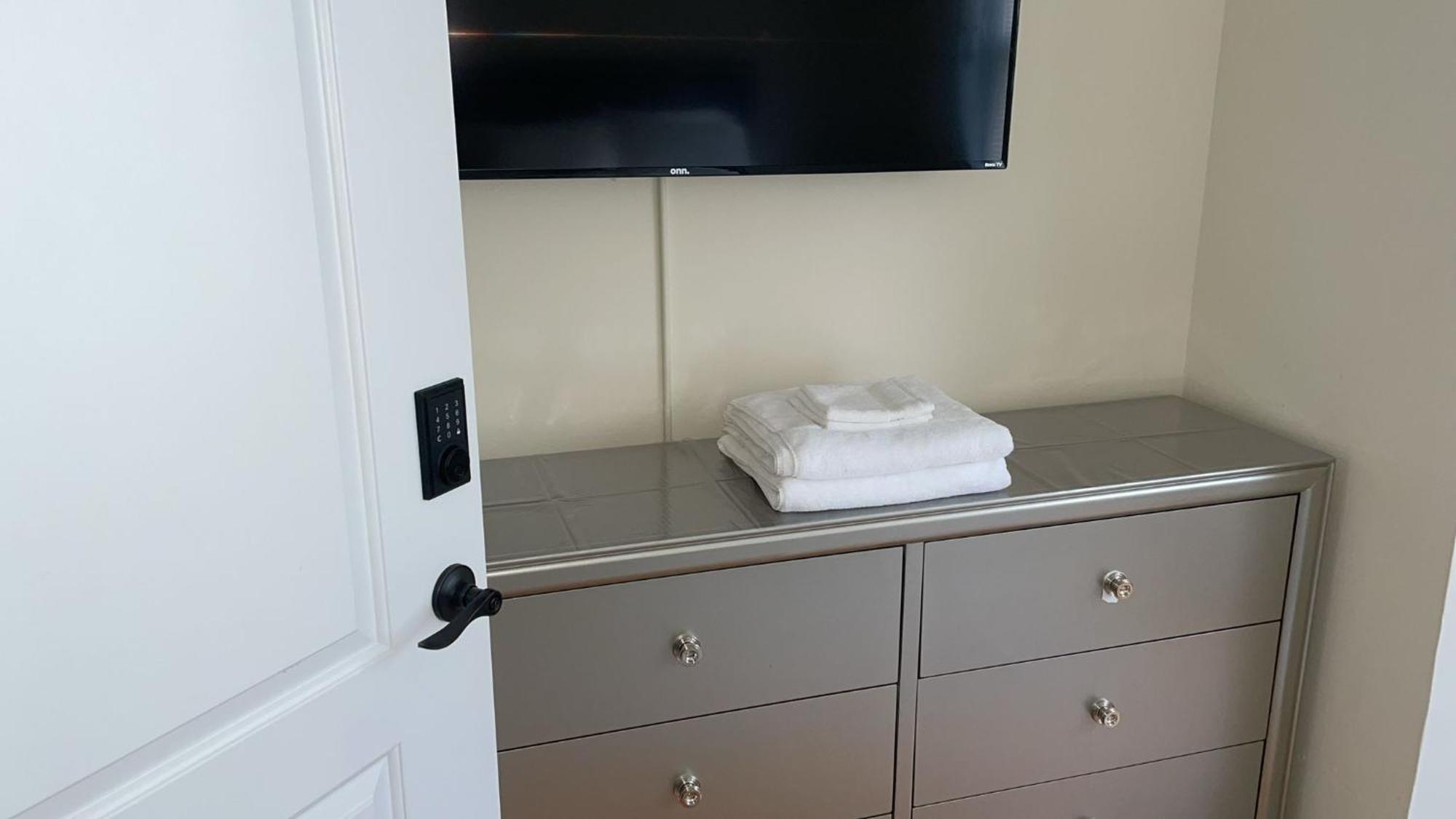 Ooohlala! 2 Beds And 2 Full Baths W/Free Parking Appartement Newark Buitenkant foto